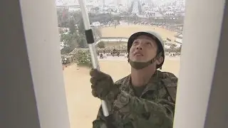 Japanese troops scale walls of 17th century castle