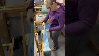 Этот лайфхак с использованием техники сглаживания нитей спасает ткачей, работающих с пряжей, окра...