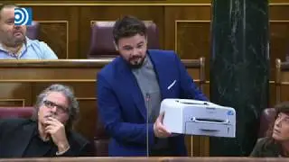 Rufián, impresora en mano, a Santamaría: 