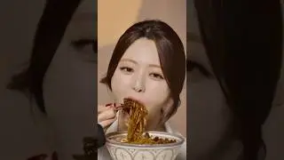I ask my friend out to eat and say it&rsquo;s on me#YUNA #ITZY #ShinYuna #KpopIdol #POV #YunaEating