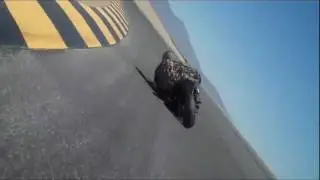 Casco e orecchie per terra piega al limite impossibile con la moto.avi