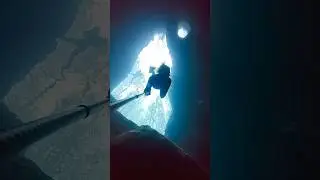 Cold winter day 🥶 can you hold your breath the whole time ? 💙 #freediver #freediving #sinkhole
