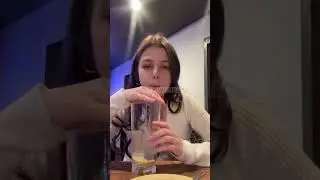 активность 😱😱😱 красивая девушка наслаждается едой