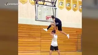 We&rsquo;re not sure how how pro dunker pulled this off