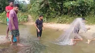 পাথরের মধ্যে চাইনা জাল ফেলে ডুবিয়ে ডুবিয়ে মাছ ধরার চেষ্টা দেখুন সবাই। OMAGA 2.0 bd