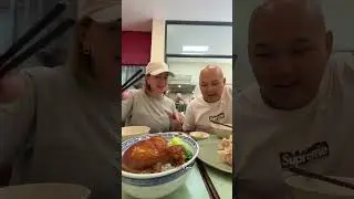 Пробую жареное мясо чу с @baldbound #путешествия #таиланд #тайскаякухня #пробуюновыеблюда #ешьсо ...