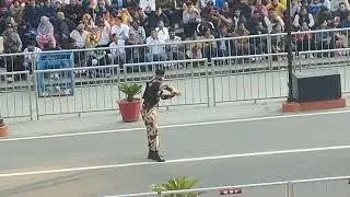 BSF jawan motivating people before wagah border parade