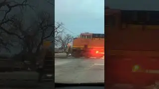 BNSF 8009 (ES44C4) Sounding Horn #trains #shorts #trainspotting