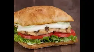 Жареный цыпленок на хлебе чиабатта с майонезом из жареного красного перца