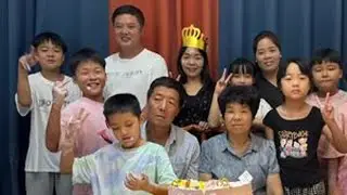 礼物不在贵重，你们的在乎胜过所有！亲人的陪伴和祝福感到满满的幸福！希望我们还有无数个十年！#记录真实生活 #亲人团聚 #记录这一刻