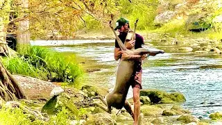 Man saves deer from drowning in Texas&rsquo;s Guadalupe flood River! Dramatic animal rescue caught REDUX!