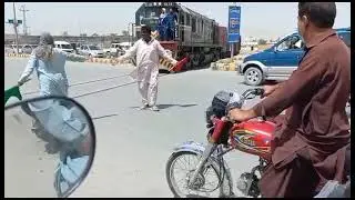 Pakistan railway 🤣🤣 funny traffic in Pakistan Pakistan की कुछ फनी रेलवे ⛔ 🚦