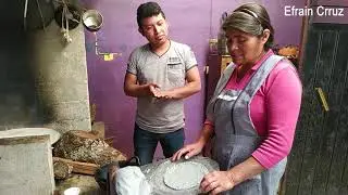 Así se preparan unas ricas y exquisitas TORTILLAS AZULES  a mano en el metate