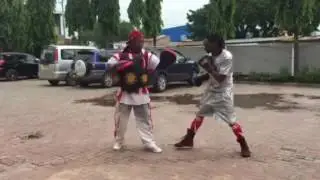 THOMAS MASHALI akipewa training na SNAKE BOY