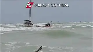 Barca a vela in balia delle onde a Lignano: il salvataggio della Guardia costiera