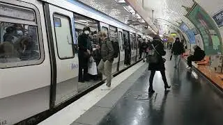 Paris Metro Line 7 Trains At Pont-Neuf 5 December 2022