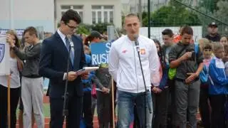Jakub Krzewina podczas otwarcia boiska wielofunkcyjnego w Kruszwicy