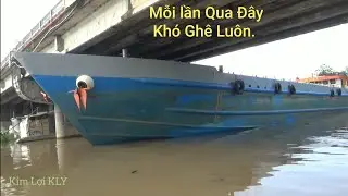 Trên Cầu thì,Xe chạy ,dưới thì ghe ,và Sa lan qua lại rất nguy H.i.ể.m