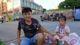 徐三娃早起卖菜，生意火爆忙的不可开交，小开心被迫营业很是郁闷