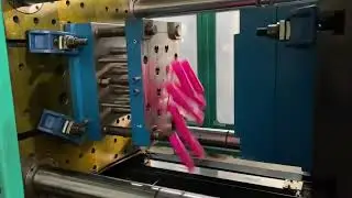 Plastic roller injection molding machine