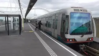 RET Metro 3*Type S (Nieuwe + Oude kleurstelling) komt aan op station Vijfsluizen