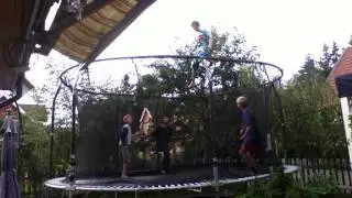 Triple frontflip on trampoline!
