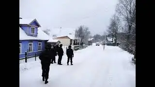 16 ноября 2016 Мама Дениса идет на последние переговоры С бойцами мама Кати или ее бабушка