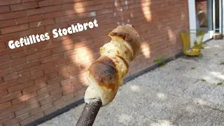 Gef&uuml;lltes Stockbrot mit Schinken und Mozzarella