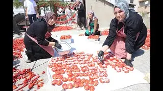 Kadınların kuruttuğu domatesler, kış aylarında sofraları s&uuml;sl&uuml;yor