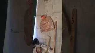 Mi esposo poniendo la instalación  de la Luz  