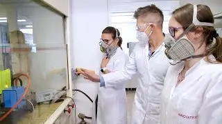 Itt vizsgálják be a ruhád, a cipőd, a kanapéd anyagát