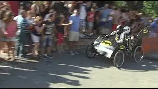 Cifuentes disfruta con la carrera de los autos locos