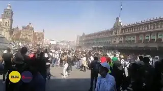 Momento en el que cae parte de un muro que proteg&iacute;a Palacio Nacional.