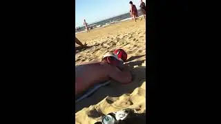 Sven bekommt eine Massage am Strand