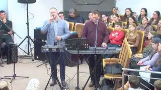 Fraţii Buble...E un om care umblă prin noapte căutand vre-un căzut sau rănit