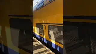 Virm rijdt station roermond binnen