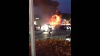 Fuego en una gasolinera en brentwood