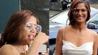 Poonam Pandey hot look mein pani Puri khatee nazaar aayee