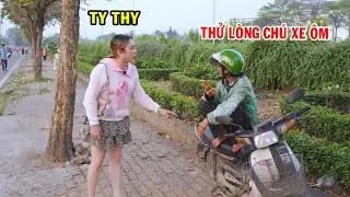 Ty Thy thử lòng chú xe ôm và cái kết bất ngờ - Ty Thy Vlog Gỏi đu đủ