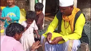भोले भाले लोगो को बनाते है बेवकूफ और आगे