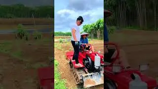 Multifunctional crawler rotary tiller agricultural machinery people Agricultural planting, rural