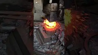 Hammering hot iron and shaping #shorts