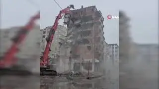 Ağır hasarlı bina tek dokunuşla yerle bir oldu