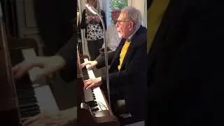 Her situr Stephen, &aacute; s&iacute;num 100 &aacute;ra f&oslash;&eth;ingardegi &iacute;gj&aacute;r  Hann sp&aelig;lir sj&aacute;lvandi       20190501103