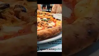 Pizzer&iacute;a Spacca Napoli Abastos, Valencia #pizza #pizzafrita #pizzeria #valencia