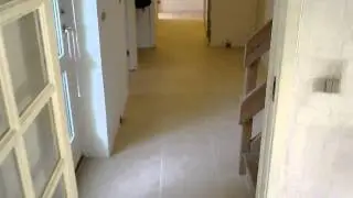 Flisegulv lagt ud i &eacute;t.