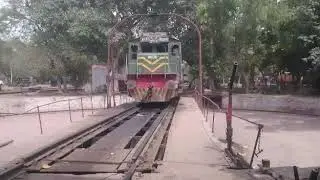 How train engine turns on manual turntable |Locomotive turntable |Pakistan Railways