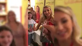 Auftritt von Anna Carina Woitschack & Malina März bei der Release-Party zum Album 