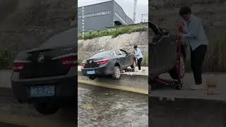 How to quickly save yourself when both rear wheels of a car fall into a ditch at the same time