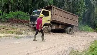 tepuruk 2 mobil !! akibat hujan berturut turut
